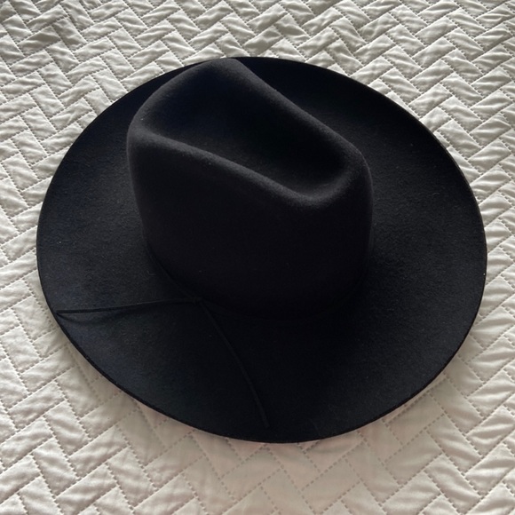 NWT lack of color hat size S black gold finger